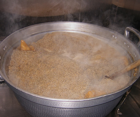 秘伝の醤油でじっくりと炊く